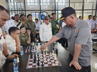 FOTO : Bupati Saiful saat laga simultan melawan enam pemain sekaligus.