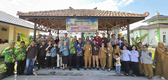 
					FOTO : Suasana foto bersama Kelurahan Kasongan Baru, Kecamatan Katingan Hilir, Kabupaten Katingan.
