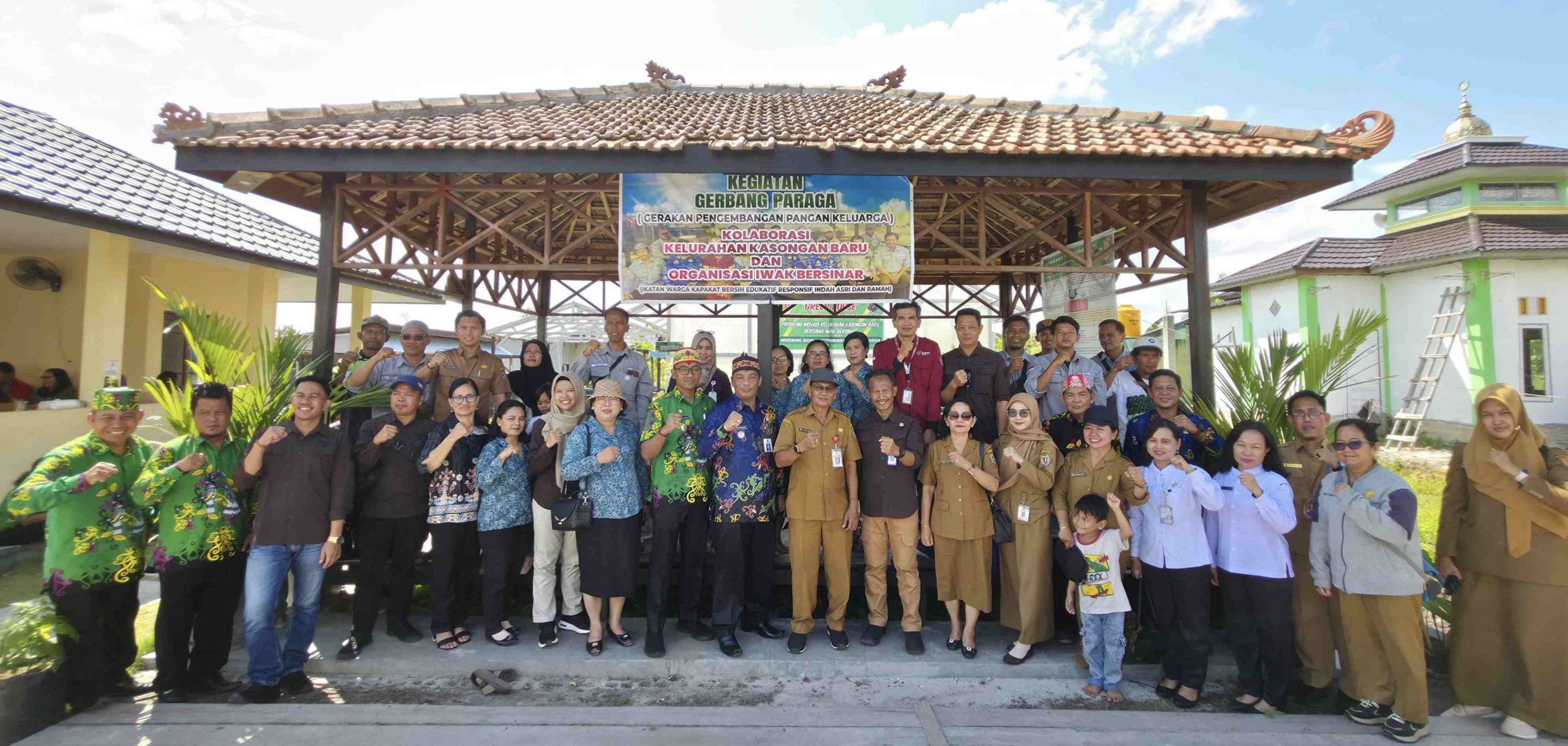 FOTO : Suasana foto bersama Kelurahan Kasongan Baru, Kecamatan Katingan Hilir, Kabupaten Katingan.
