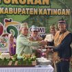FOTO : Bupati Saiful, membagikan makanan khas dayak panginan sukup simpan, pada pelaksanaan syukuran Hari Jadi ke-23 Kabupaten Katingan.