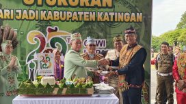 FOTO : Bupati Saiful, membagikan makanan khas dayak panginan sukup simpan, pada pelaksanaan syukuran Hari Jadi ke-23 Kabupaten Katingan.