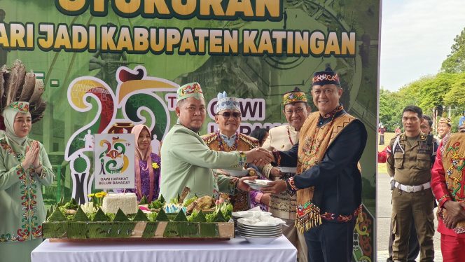 
					FOTO : Bupati Saiful, membagikan makanan khas dayak panginan sukup simpan, pada pelaksanaan syukuran Hari Jadi ke-23 Kabupaten Katingan.
