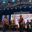 FOTO : Wakil Bupati saat menyerahkan piala juara umum kepada Camat Katingan Hilir.