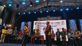 FOTO : Wakil Bupati saat menyerahkan piala juara umum kepada Camat Katingan Hilir.