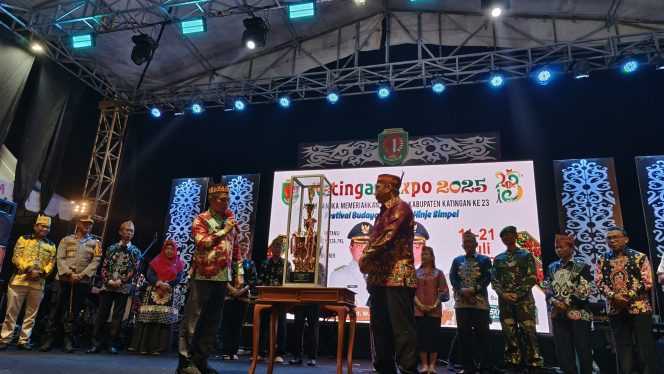 
					FOTO : Wakil Bupati saat menyerahkan piala juara umum kepada Camat Katingan Hilir.