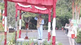 FOTO : Gubernur Kalteng Agustiar Sabran, saat pimpin upacara peringatan Hari Jadi ke-23 Kabupaten Katingan, di halaman kantor Bupati setempat.