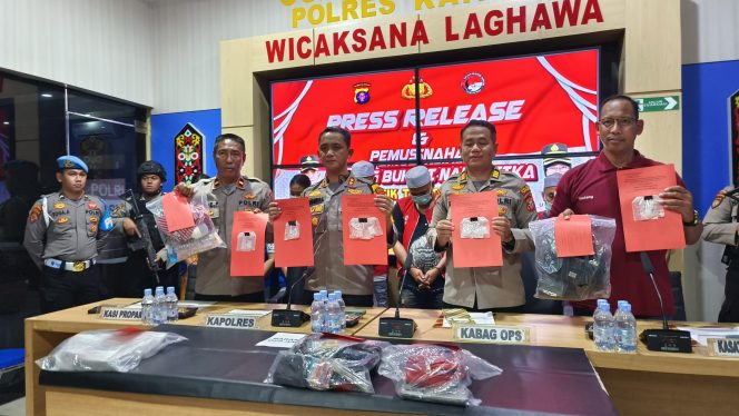 
					FOTO : Usai Press Release, Kapolres Katingan bersama pihak Kejaksaan melaksanaan pemusnahan barang bukti narkotika.