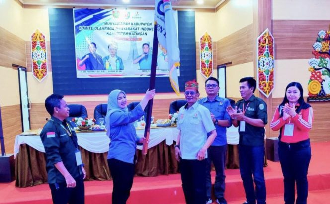 
					FOTO : Endang Susilawatie saat dikukuhkan sebagai Ketua KORMI Katingan periode 2025-2028.