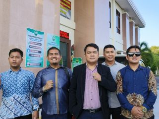 FOTO : Kuasa Hukum terdakwa Jesvandy Silaban dan rombongan usai kegiagan sidang di PN Kasongan.