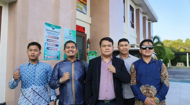 FOTO : Kuasa Hukum terdakwa Jesvandy Silaban dan rombongan usai kegiagan sidang di PN Kasongan.