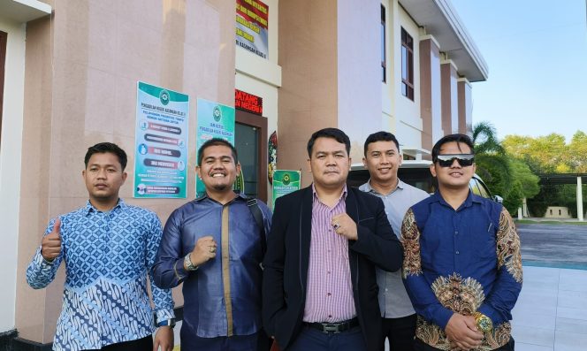 
					FOTO : Kuasa Hukum terdakwa Jesvandy Silaban dan rombongan usai kegiagan sidang di PN Kasongan.