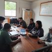 KUNJUNGAN : Anggota DPRD Kabupaten Gumas Singong bersama koleganya Rusmila, Lelie, Sahriah dan Indra H Kiaji, ketika melakukan kunjungan kerja ke salah satu PBS di Desa Sumur Mas, Kecamatan Tewah, belum lama ini