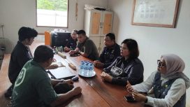 KUNJUNGAN : Anggota DPRD Kabupaten Gumas Singong bersama koleganya Rusmila, Lelie, Sahriah dan Indra H Kiaji, ketika melakukan kunjungan kerja ke salah satu PBS di Desa Sumur Mas, Kecamatan Tewah, belum lama ini