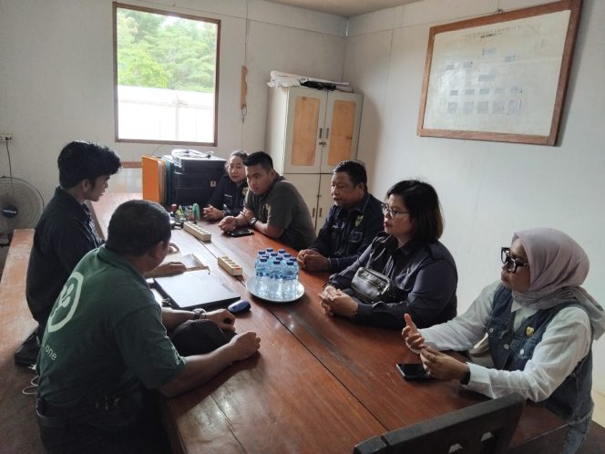 
					KUNJUNGAN : Anggota DPRD Kabupaten Gumas Singong bersama koleganya Rusmila, Lelie, Sahriah dan Indra H Kiaji, ketika melakukan kunjungan kerja ke salah satu PBS di Desa Sumur Mas, Kecamatan Tewah, belum lama ini