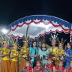 BERSAMA : Anggota DPRD Kabupaten Gumas Rayaniatie Djangkan (lima dari kiri) berfoto bersama dengan para penari yang merupakan generasi muda dalam suatu acara, belum lama ini.