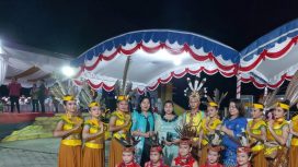 BERSAMA : Anggota DPRD Kabupaten Gumas Rayaniatie Djangkan (lima dari kiri) berfoto bersama dengan para penari yang merupakan generasi muda dalam suatu acara, belum lama ini.
