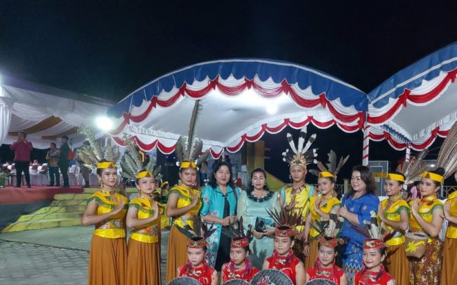 
					BERSAMA : Anggota DPRD Kabupaten Gumas Rayaniatie Djangkan (lima dari kiri) berfoto bersama dengan para penari yang merupakan generasi muda dalam suatu acara, belum lama ini.