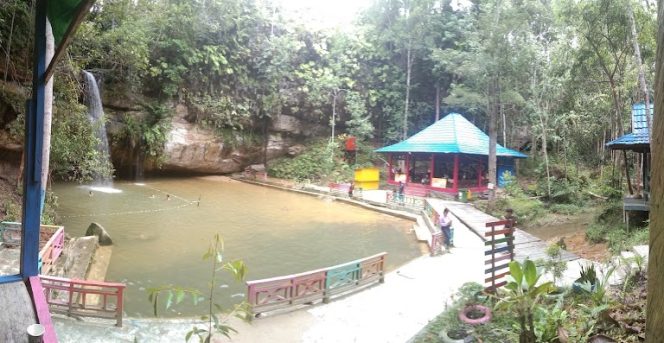 
					AIR TERJUN : Objek wisata Air Terjun Batu Mahasur yang terletak di Kota Kuala Kurun, menjadi salah satu destinasi wisata bagi masyarakat.