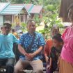 BERSAMA : Anggota DPRD Kabupaten Gumas Evandi (batik biru) ketika duduk bersama dan berbincang dengan masyarakat di dapil III, belum lama ini.