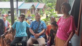 BERSAMA : Anggota DPRD Kabupaten Gumas Evandi (batik biru) ketika duduk bersama dan berbincang dengan masyarakat di dapil III, belum lama ini.