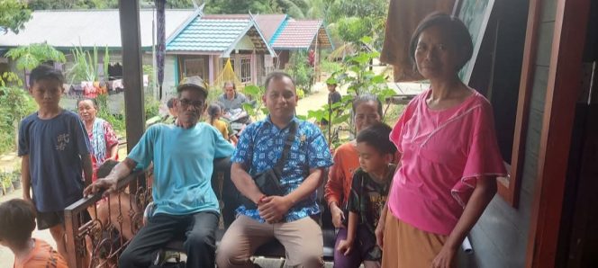 
					BERSAMA : Anggota DPRD Kabupaten Gumas Evandi (batik biru) ketika duduk bersama dan berbincang dengan masyarakat di dapil III, belum lama ini.