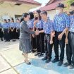 BERSALAMAN : Anggota DPRD Kabupaten Gumas Rayaniatie Djangkan ketika bersalaman dengan para peserta didik SMAN 1 Kurun, belum lama ini.