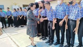 BERSALAMAN : Anggota DPRD Kabupaten Gumas Rayaniatie Djangkan ketika bersalaman dengan para peserta didik SMAN 1 Kurun, belum lama ini.