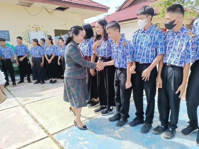
					BERSALAMAN : Anggota DPRD Kabupaten Gumas Rayaniatie Djangkan ketika bersalaman dengan para peserta didik SMAN 1 Kurun, belum lama ini.