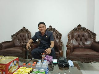 FOTO : Ketua DPRD Kabupaten Gunung Mas Binartha