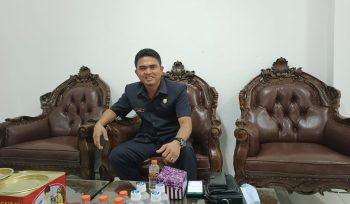 FOTO : Ketua DPRD Kabupaten Gunung Mas Binartha