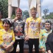 BERSAMA : Ketua DPRD Kabupaten Gumas Binartha (tiga dari kiri) didampingi koleganya Herda, Karolina, Cici Susilawati dan Iceu Purnamasari, ketika berfoto bersama dengan Bupati Jaya Samaya Monong, di situs Tambun Bungai, Desa Tumbang Pajangei, Kecamatan Tewah, pekan lalu.
