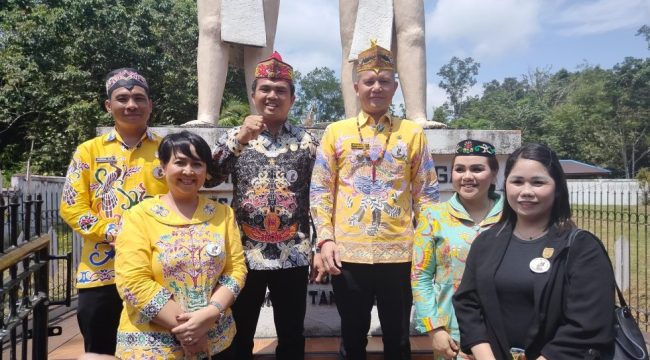 BERSAMA : Ketua DPRD Kabupaten Gumas Binartha (tiga dari kiri) didampingi koleganya Herda, Karolina, Cici Susilawati dan Iceu Purnamasari, ketika berfoto bersama dengan Bupati Jaya Samaya Monong, di situs Tambun Bungai, Desa Tumbang Pajangei, Kecamatan Tewah, pekan lalu.