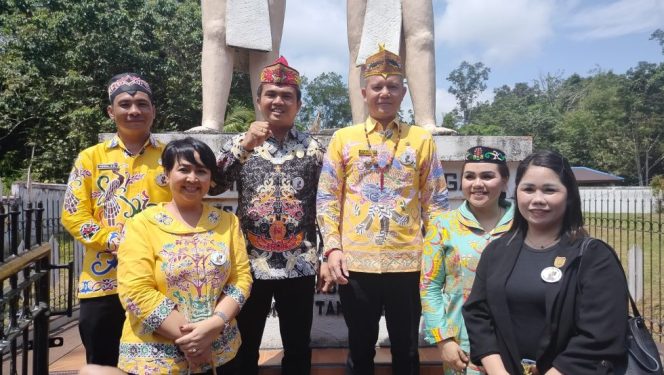 
					BERSAMA : Ketua DPRD Kabupaten Gumas Binartha (tiga dari kiri) didampingi koleganya Herda, Karolina, Cici Susilawati dan Iceu Purnamasari, ketika berfoto bersama dengan Bupati Jaya Samaya Monong, di situs Tambun Bungai, Desa Tumbang Pajangei, Kecamatan Tewah, pekan lalu.