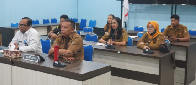 
					FOTO : Plt. Staf Ahli Bupati saat Rapat Koordinasi Pengendalian Inflasi Daerah bersamaKemendagri.
