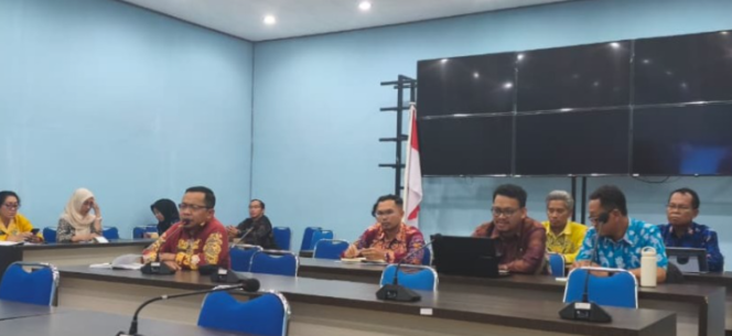 
					FOTO : Inspektorat dan sejumlah Kepala SOPD saat mengikuti rapat koordinasi, di media center Diskominfostandi Katingan.
