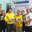 SALURKAN : Anggota DPRD Kabupaten Gumas Iceu Purnamasari (empat dari kiri) ketika menyerahkan bantuan bibit sayur kepada warga Kelurahan Tampang Tumbang Anjir, Kecamatan Kurun, pekan lalu.