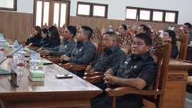 PARIPURNA : Anggota DPRD Kabupaten Gumas Yulius Agau (ujung kanan) ketika menghadiri rapat paripurna DPRD setempat, belum lama ini.