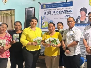 SALURKAN : Anggota DPRD Kabupaten Gumas Iceu Purnamasari (empat dari kiri) ketika menyerahkan bantuan bibit sayur kepada warga Kelurahan Tampang Tumbang Anjir, Kecamatan Kurun, pekan lalu.