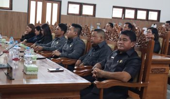PARIPURNA : Anggota DPRD Kabupaten Gumas Yulius Agau (ujung kanan) ketika menghadiri rapat paripurna DPRD setempat, belum lama ini.