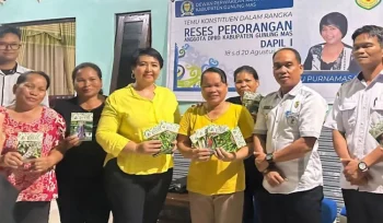 SALURKAN : Anggota DPRD Kabupaten Gumas Iceu Purnamasari (empat dari kiri) ketika menyerahkan bantuan bibit sayur kepada warga Kelurahan Tampang Tumbang Anjir, Kecamatan Kurun, pekan lalu.