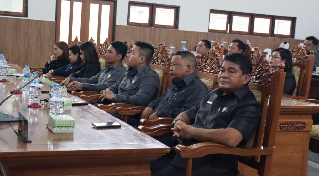 PARIPURNA : Anggota DPRD Kabupaten Gumas Yulius Agau (ujung kanan) ketika menghadiri rapat paripurna DPRD setempat, belum lama ini.
