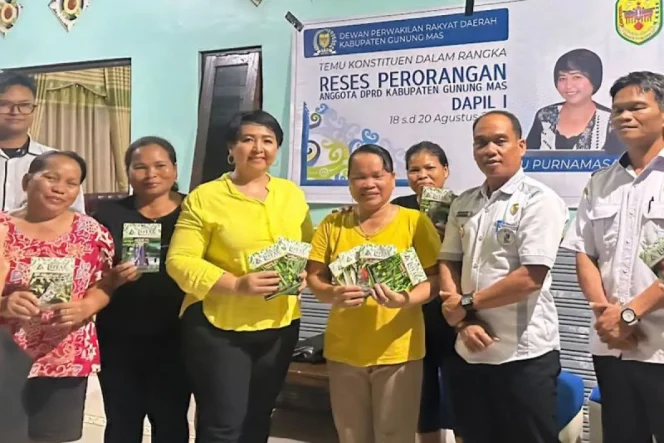
					SALURKAN : Anggota DPRD Kabupaten Gumas Iceu Purnamasari (empat dari kiri) ketika menyerahkan bantuan bibit sayur kepada warga Kelurahan Tampang Tumbang Anjir, Kecamatan Kurun, pekan lalu.