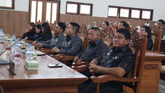 
					PARIPURNA : Anggota DPRD Kabupaten Gumas Yulius Agau (ujung kanan) ketika menghadiri rapat paripurna DPRD setempat, belum lama ini.