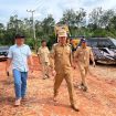 TINJAU : Anggota DPRD Kabupaten Gumas Herda (ujung kiri) bersama Bupati Jaya Samaya Monong, ketika meninjau pemeliharaan ruas jalan dari Desa Tumbang Kuayan menuju Tumbang Malahoi, pekan lalu.