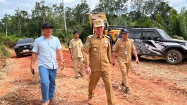 TINJAU : Anggota DPRD Kabupaten Gumas Herda (ujung kiri) bersama Bupati Jaya Samaya Monong, ketika meninjau pemeliharaan ruas jalan dari Desa Tumbang Kuayan menuju Tumbang Malahoi, pekan lalu.