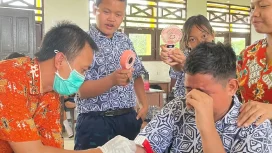 SUNTIK : Pegawai Puskesmas Tampang Tumbang Anjir saat melakukan pemeriksaan kesehatan gratis dengan menyuntik salah satu peserta didik SMPN 4 Kurun, pekan lalu.