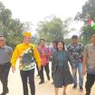 BERSAMA : Anggota DPRD Kabupaten Gumas Rayaniatie Djangkan (dua dari kanan) ketika jalan bersama dengan Bupati Gumas Jaya Samaya Monong dalam suatu kegiatan, belum lama ini.