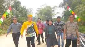 BERSAMA : Anggota DPRD Kabupaten Gumas Rayaniatie Djangkan (dua dari kanan) ketika jalan bersama dengan Bupati Gumas Jaya Samaya Monong dalam suatu kegiatan, belum lama ini.