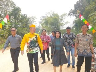 BERSAMA : Anggota DPRD Kabupaten Gumas Rayaniatie Djangkan (dua dari kanan) ketika jalan bersama dengan Bupati Gumas Jaya Samaya Monong dalam suatu kegiatan, belum lama ini.