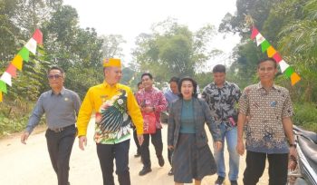 BERSAMA : Anggota DPRD Kabupaten Gumas Rayaniatie Djangkan (dua dari kanan) ketika jalan bersama dengan Bupati Gumas Jaya Samaya Monong dalam suatu kegiatan, belum lama ini.